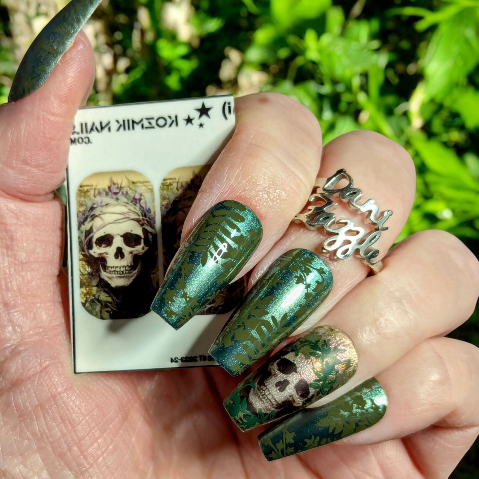 F070 Overgrown Vines Skull – Kozmik Nails